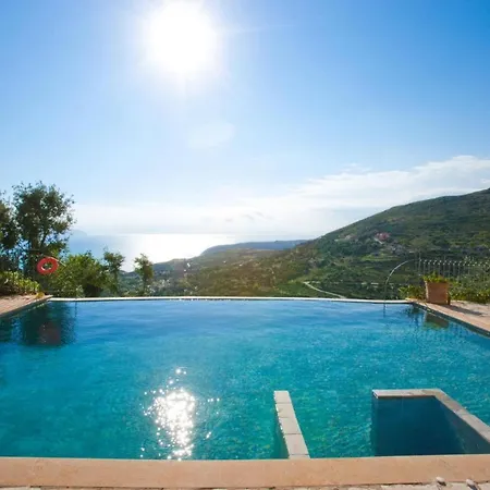 Villa Sleeps 8 Pool Air Con Wifi