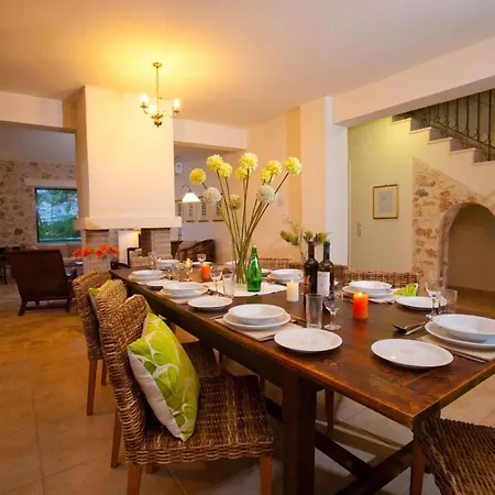 Sleeps 8 Pool Air Con Wifi